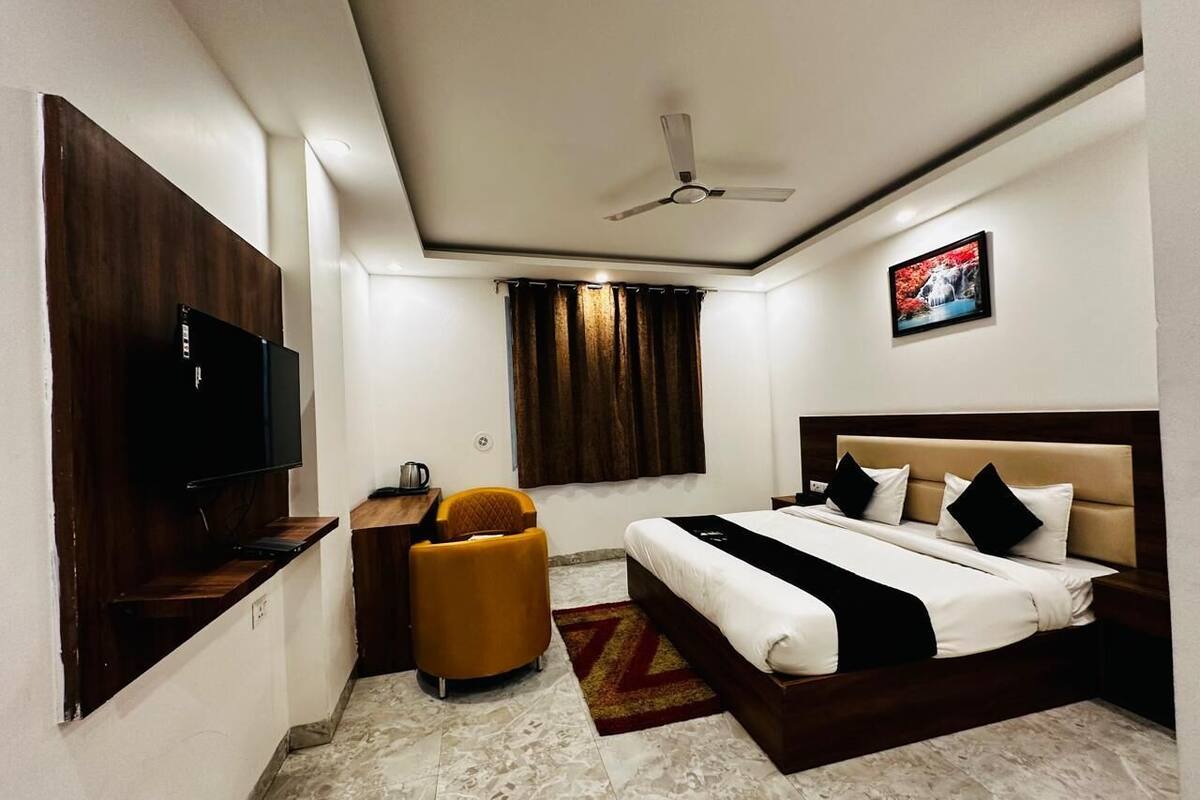 Deluxe Double Room, Non Smoking, City View | Desk, laptop workspace, soundproofing, free WiFi