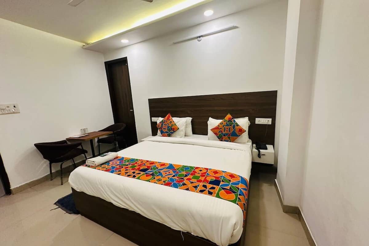 Habitación doble Deluxe, para no fumadores, vista a la ciudad | Escritorio, espacio para trabajar con laptop y insonorización