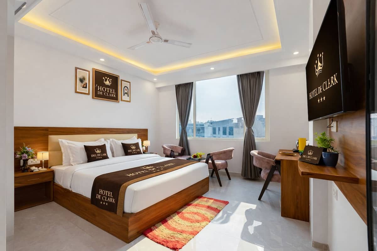 Desk, laptop workspace, soundproofing, free WiFi