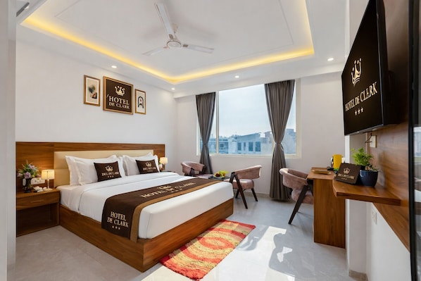 Deluxe Double Room, Non Smoking, City View | Meja, ruang kerja komputer riba, kalis bunyi, Wi-fi percuma 