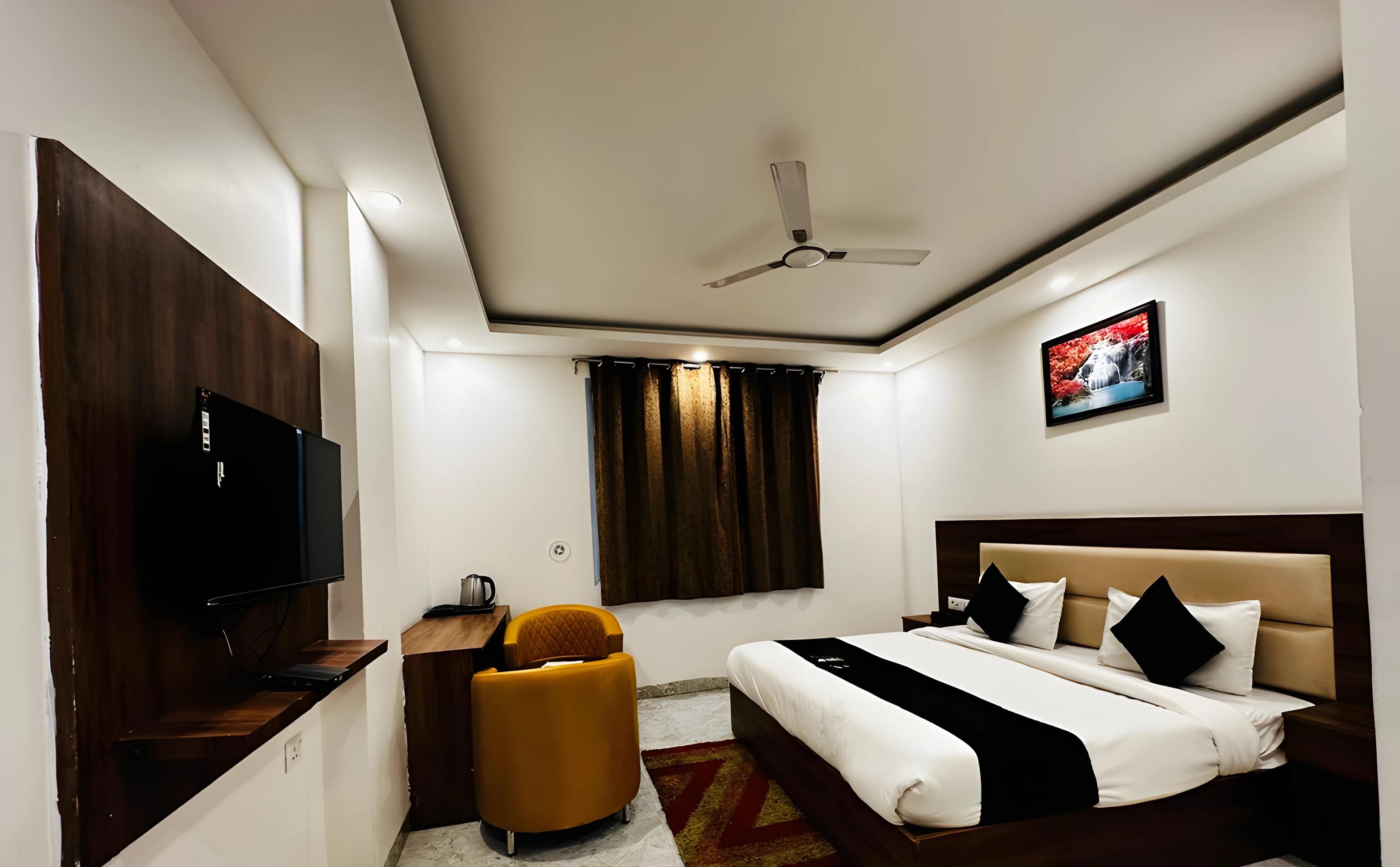 Deluxe Double Room, Non Smoking, City View | Desk, laptop workspace, soundproofing, free WiFi