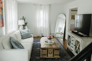 Smart TV - Charming Greenwich Getaway - Minutes from MetroNorth Train to NYC (Greenwich)