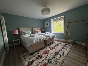 3 chambres, fer et planche à repasser, lit de bébé portatif