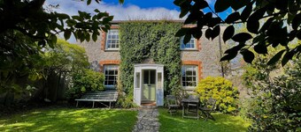 Beautiful Charlestown cottage - 2 mins to beach