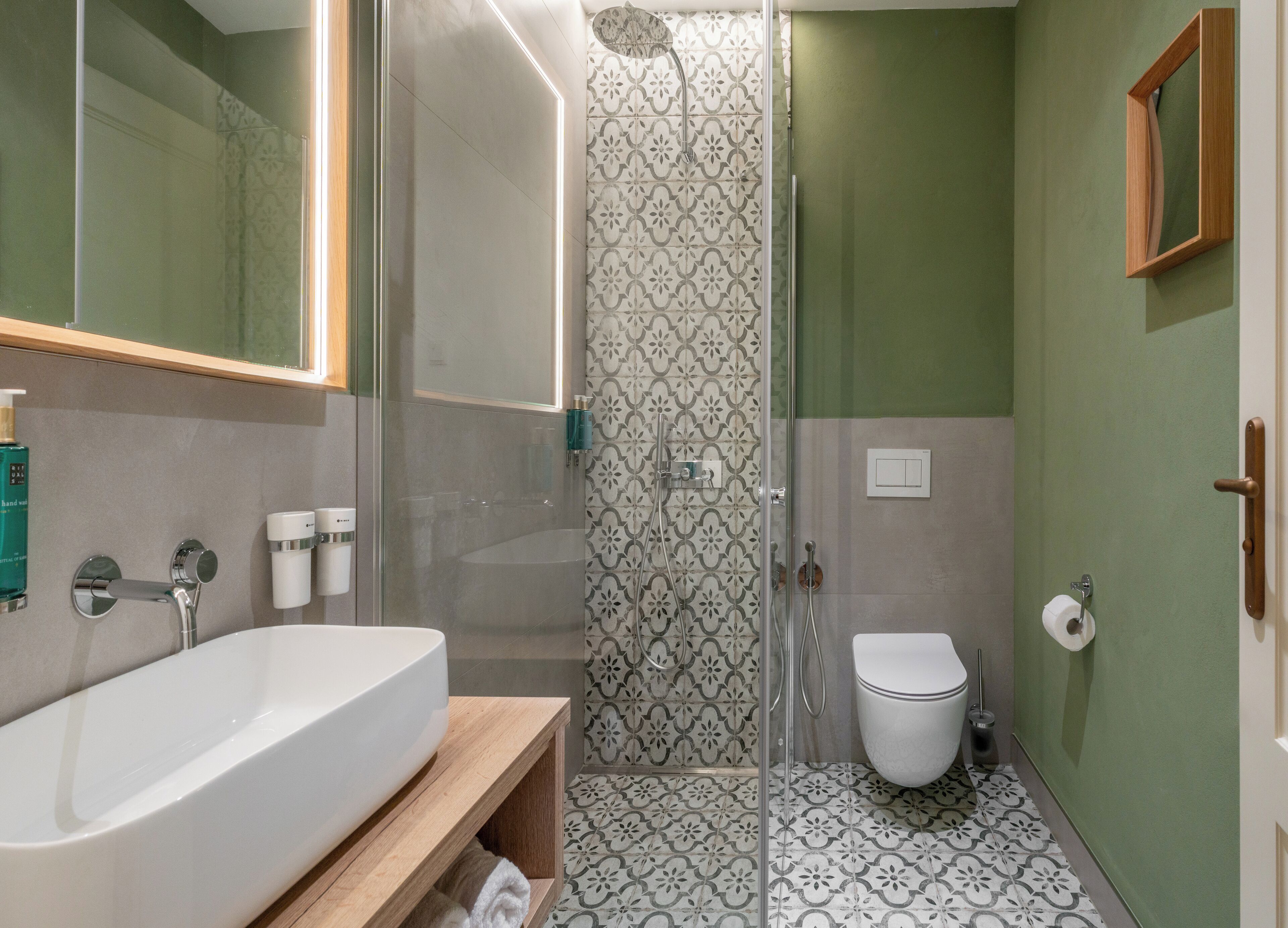 Une salle de bain avec une baignoire, une douche et des toilettes.