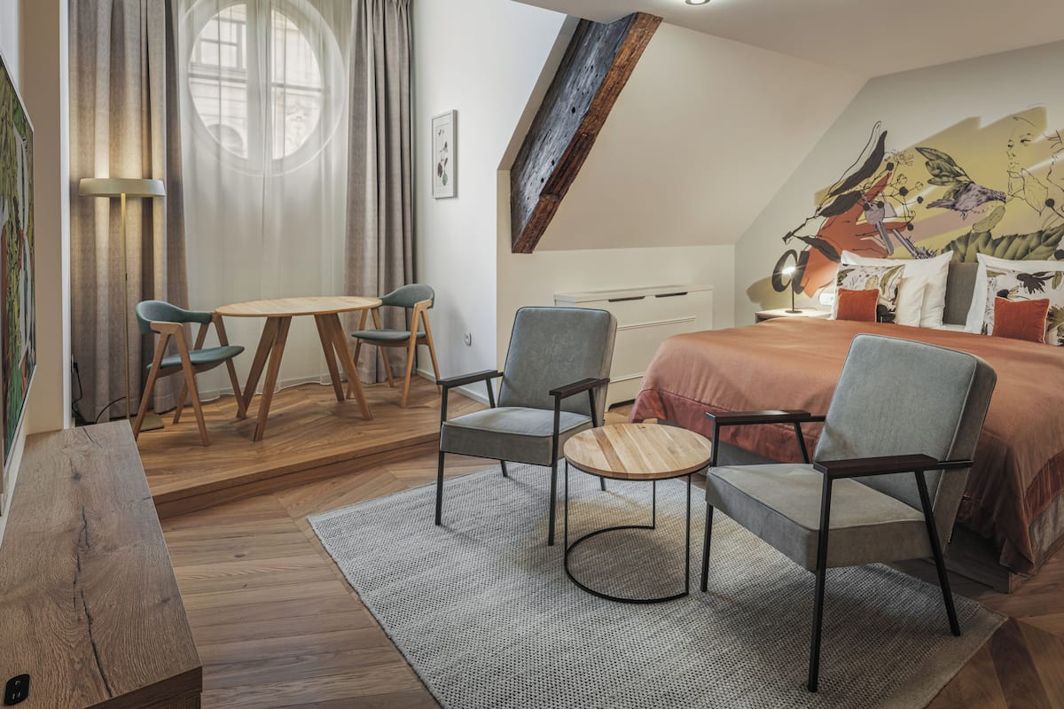 Comfort Studio | In-room safe, blackout drapes, iron/ironing board, WiFi (free)