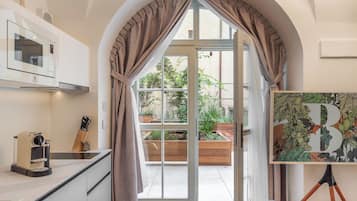 Romantic Studio Suite, Patio | 1 bedroom, free WiFi