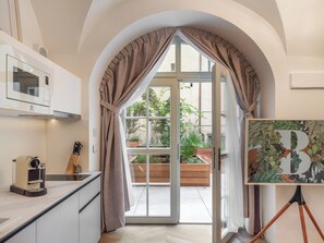 Romantische Studiosuite, Terrasse | 1 Schlafzimmer, kostenloses WLAN