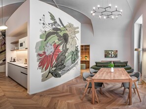 Estudi en suite superior | Caixa forta a l'habitació, cortines opaques i planxa i posts de planxar 