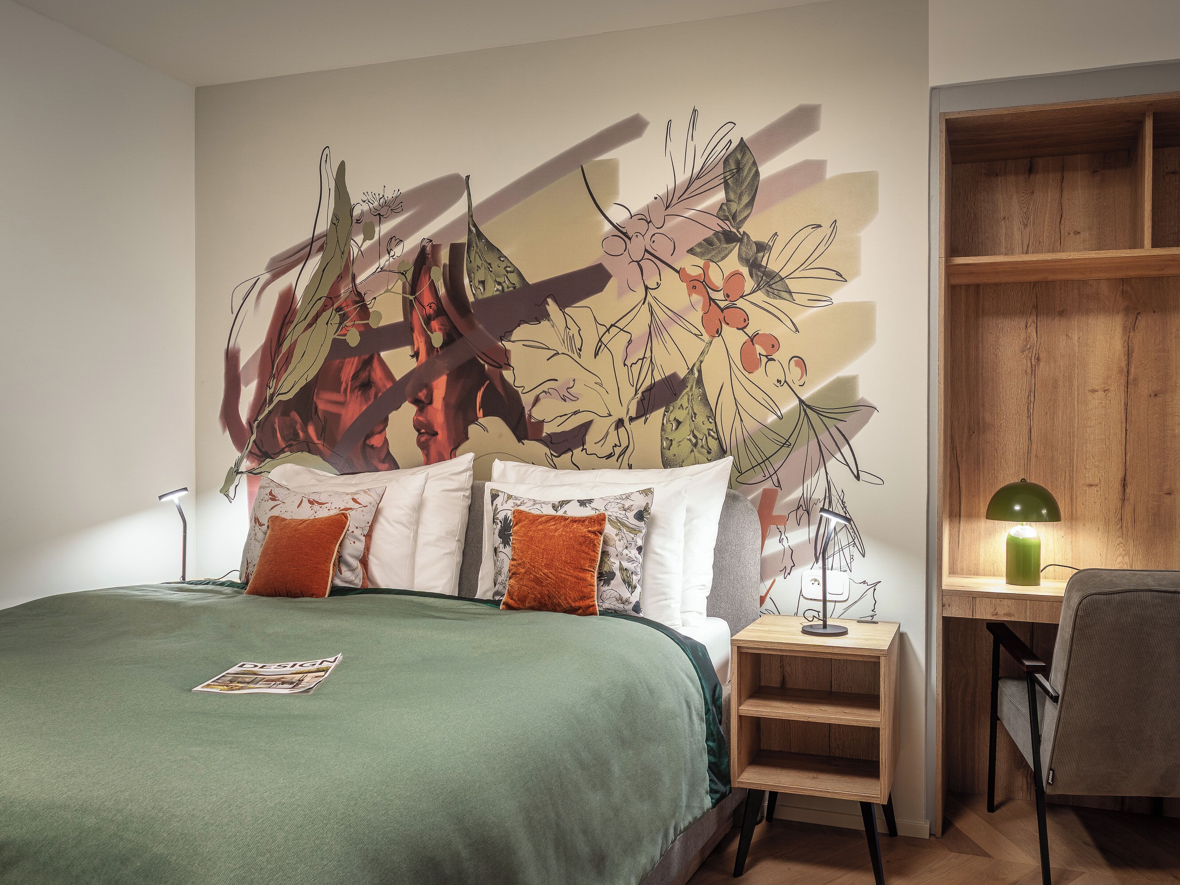 Ein Schlafzimmer mit einem Bett, Kissen, einem Nachttisch, einer Lampe, einem Sessel und einem Holzregal.