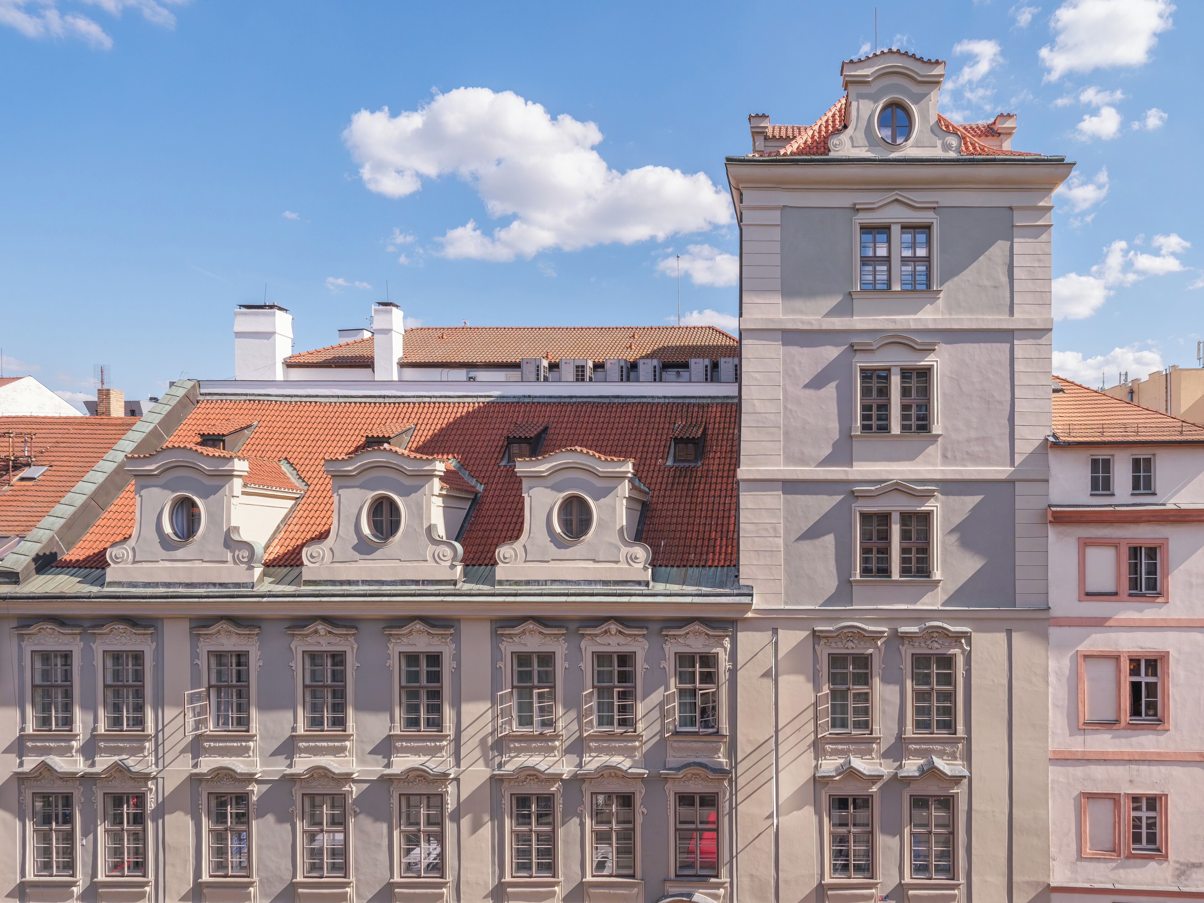 Ein Gebäude mit vielen Fenstern und einem Turm mit einer Uhr.