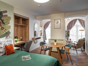 Estudi en suite romàntic, pati | Caixa forta a l'habitació, cortines opaques i planxa i posts de planxar 