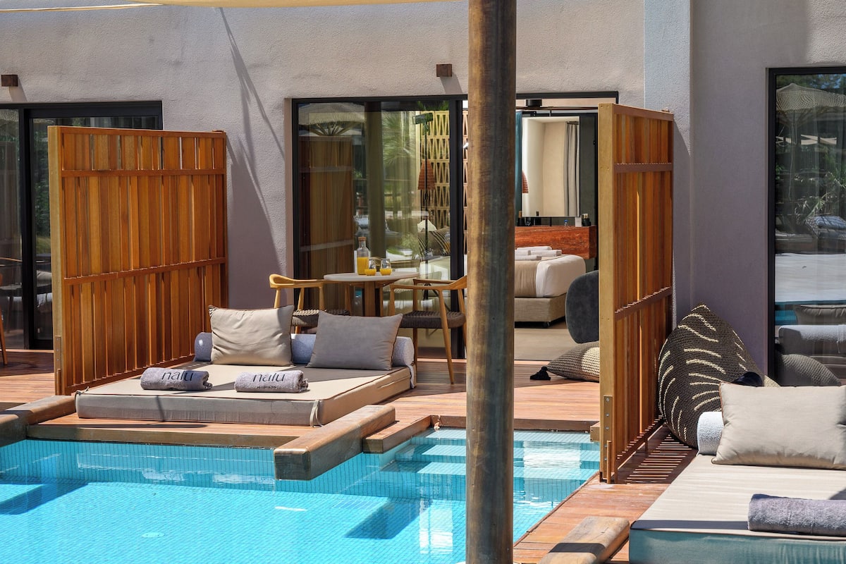 Deluxe Swim Up