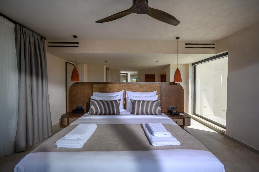 In-room safe, desk, laptop workspace, blackout curtains