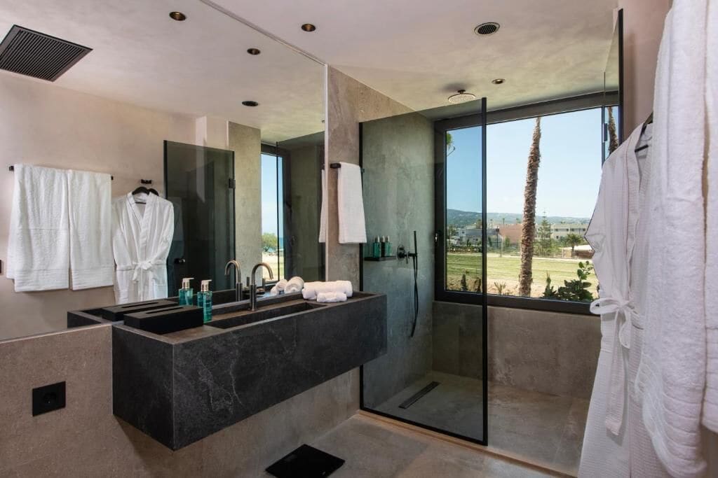 Dusche, kostenlose Toilettenartikel, Haartrockner, Hausschuhe