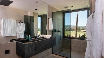 Dusche, kostenlose Toilettenartikel, Haartrockner, Hausschuhe