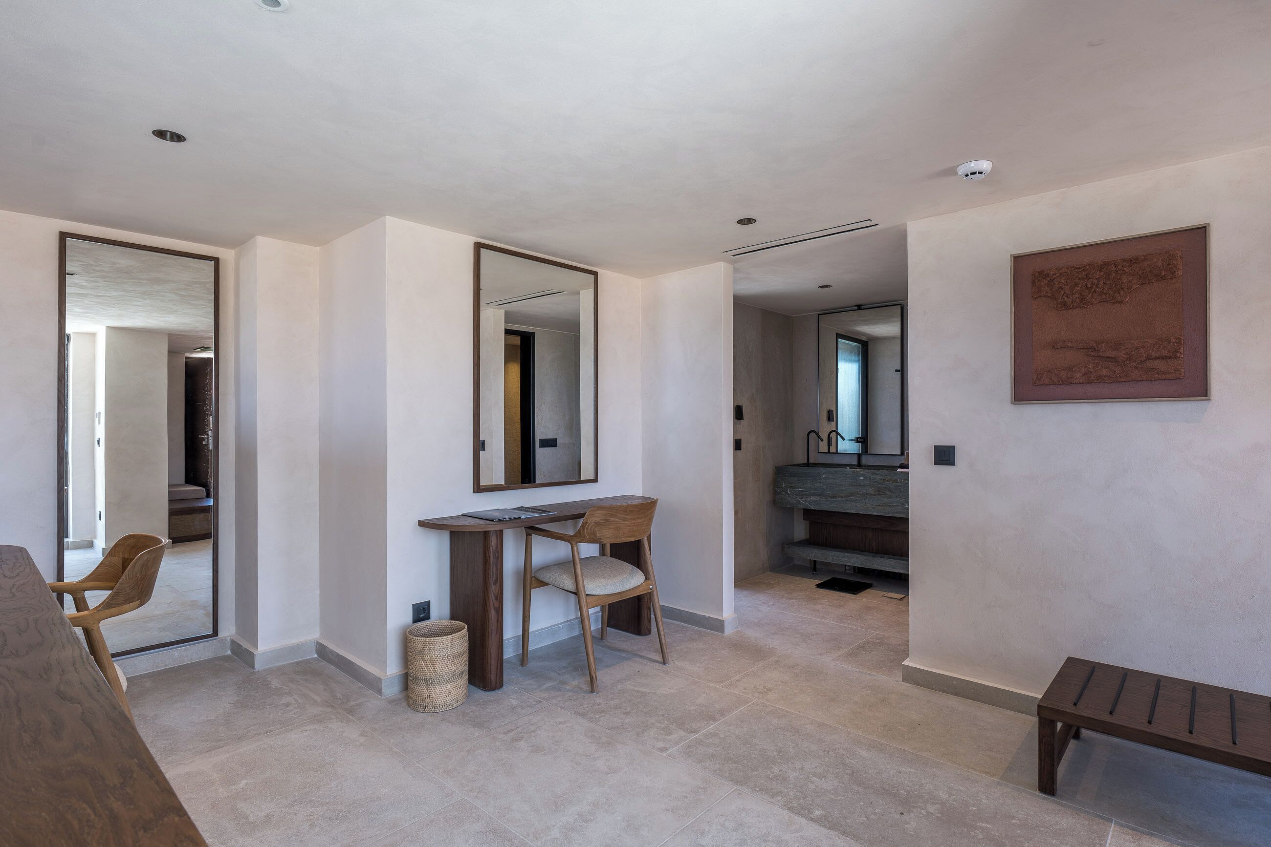 Ein modernes Interieur mit Schreibtisch, Stuhl und Sitzbank.