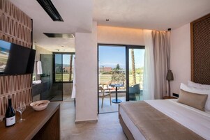 Double Side Sea View | 客房内保险箱、办公桌、笔记本电脑工作区、遮光窗帘