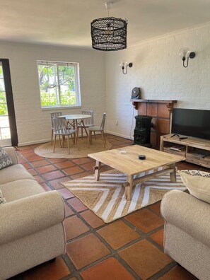 Smart-TV, Kamin, Bücher