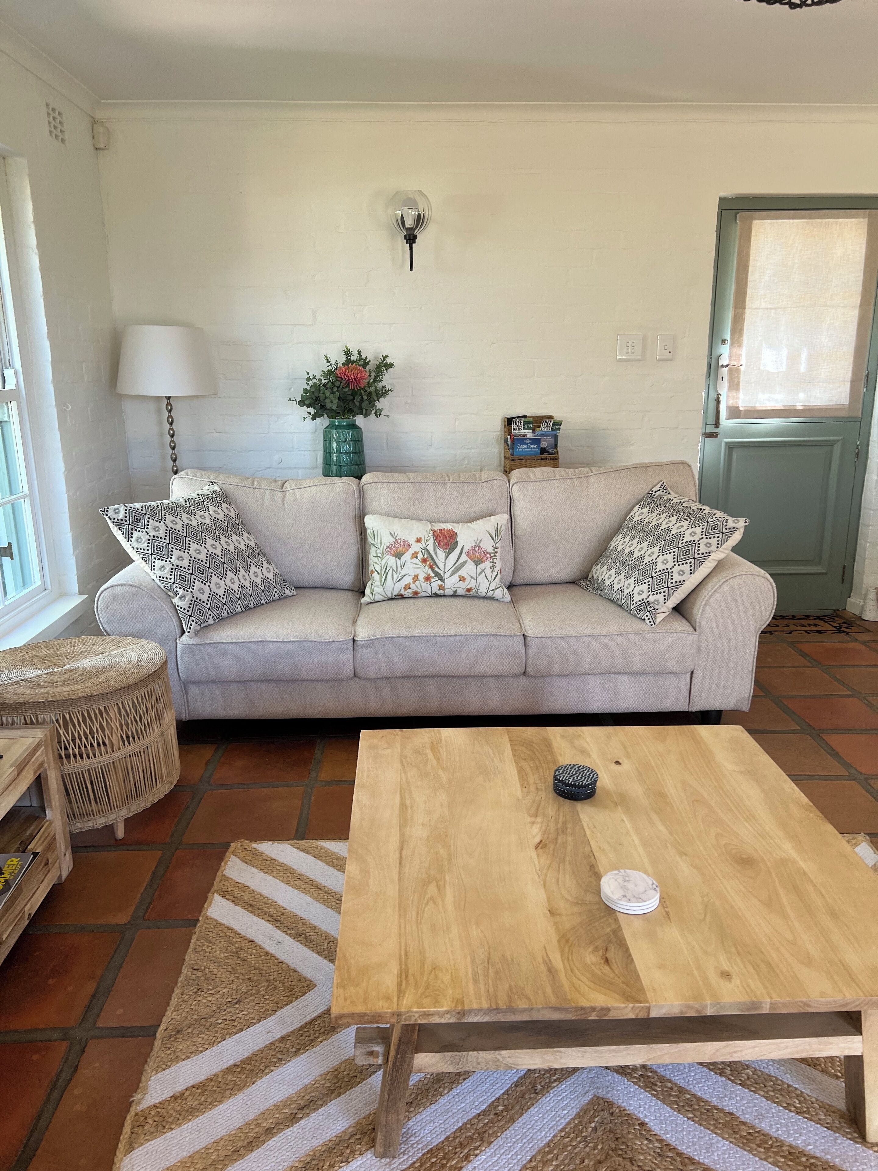 智能电视、壁炉、书