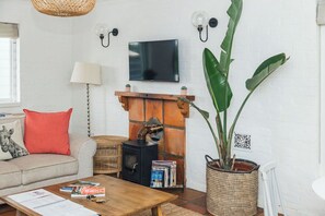 Smart TV, fireplace, books - Spacious Family-Friendly Cottage with Pool, Garden & Vineyard Views (Cape Town)