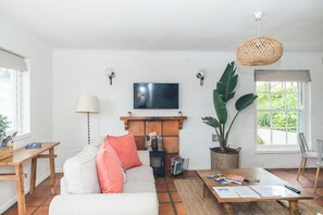 Smart TV, fireplace, books - Spacious Family-Friendly Cottage with Pool, Garden & Vineyard Views (Cape Town)