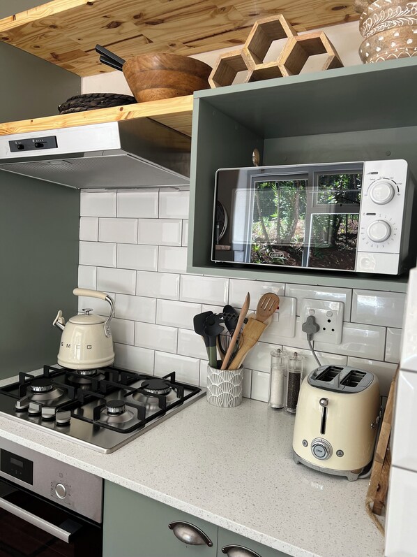 Kühlschrank, Mikrowelle, Ofen, Herdplatte