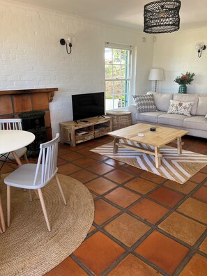 Smart-TV, Kamin, Bücher