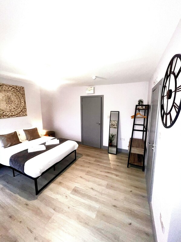 Economy Double Room | 1 bedroom, desk, iron/ironing board, free WiFi