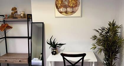 Wolf's Pub & Guest House