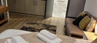 Wolf's Pub & Guest House