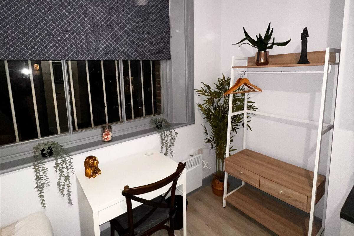 Economy Triple Room | Desk, iron/ironing board, WiFi (free)