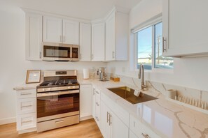 Interior - 35 Mi to LA: Modern Apartment in Chino! (Chino)