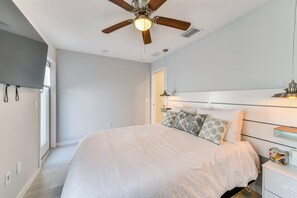 A bedroom with a bed, a ceiling fan, a bedside table, and a nightstand. - 6 Mi to Dtwn: Sarasota Apt w/ Patio & Fire Pit (Sarasota)