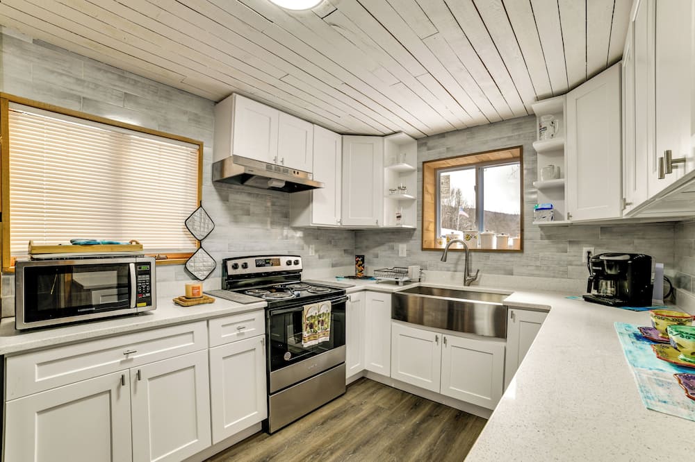 Mtn-view Deck & Grill: Creekside Catskills Cabin! - Hortonville, NY