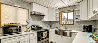 Mtn-view Deck & Grill: Creekside Catskills Cabin!