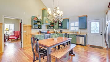 House (3 Bedrooms) | Interior