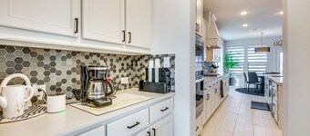 6 Mi to Lake Lewisville: Chic Retreat in Frisco!