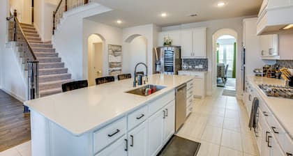 6 Mi to Lake Lewisville: Chic Retreat in Frisco!