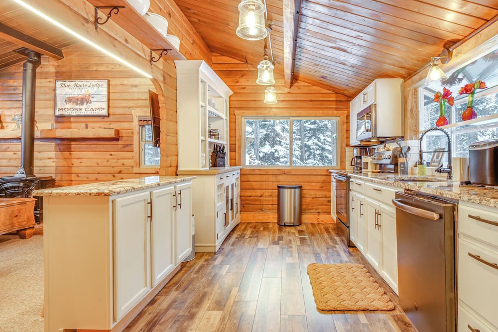 5 Mi to Breckenridge Ski Resort: Cozy Wood Cabin!