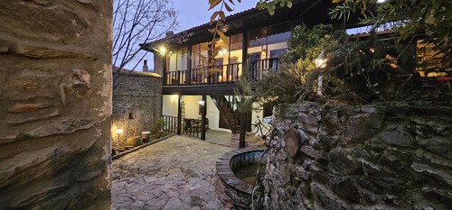 Birgi Mai Siyah Konak; Osmanlı döneminden kalma bağımsız girişli evler.