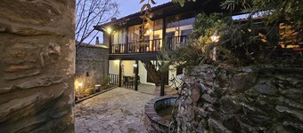 Birgi Mai Siyah Konak; Osmanlı döneminden kalma bağımsız girişli evler.