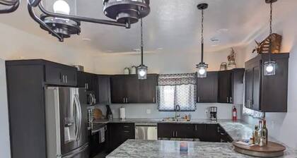 Charming 3-bedroom house with WiFi, AC minutes from Lake Oahe/ 3 stall garage