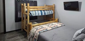 3 bedrooms, free WiFi, bed sheets - Charming 3-bedroom house with WiFi, AC minutes from Lake Oahe/ 3 stall garage (Pierre)