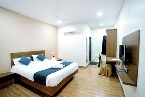 Classic Double Room | Desk, laptop workspace, blackout drapes, soundproofing