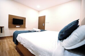 Deluxe Double or Twin Room | Living area | Computer monitors, printers