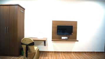 Escritorio, espacio para trabajar con laptop y cortinas blackout