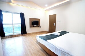 Luxury Studio, Lake View | Desk, laptop workspace, blackout drapes, soundproofing