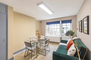 Interior - Bold & Vibrant 1-Bedroom Escape in Prime Location! (London)