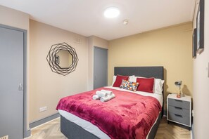 1 quarto, ferros/tábuas de passar roupa, roupa de cama